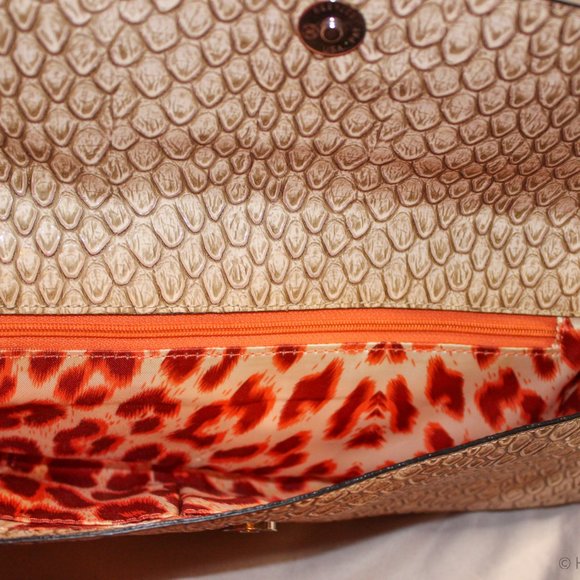 GUESS Creme Snakeskin Reptile Embossed Leather Envelope Clutch Purse Rivets - Picture 3 of 3